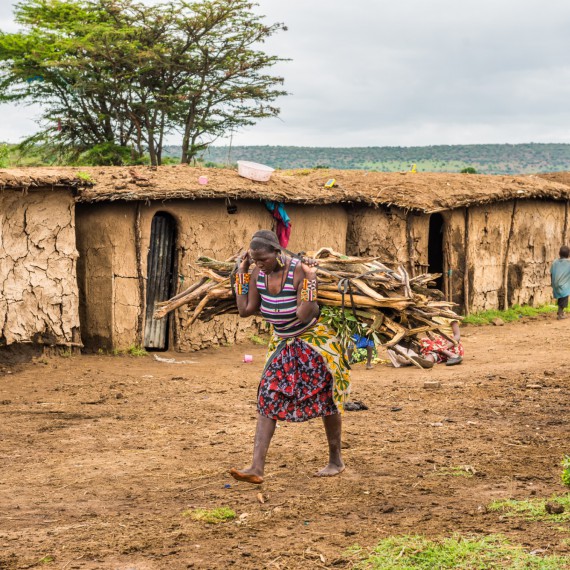 Uvidíte,že těžkou práci zvládají i ženy Masajů