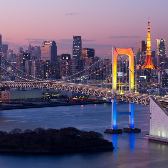 Duhový most s Tokyo Tower, která je inspirovaná Eiffelovou věží v Paříži
