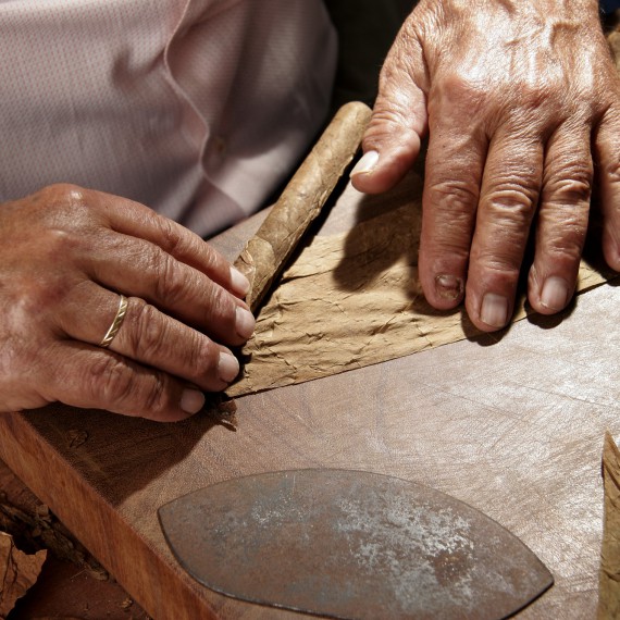 Zkusíte si umotat doutník?