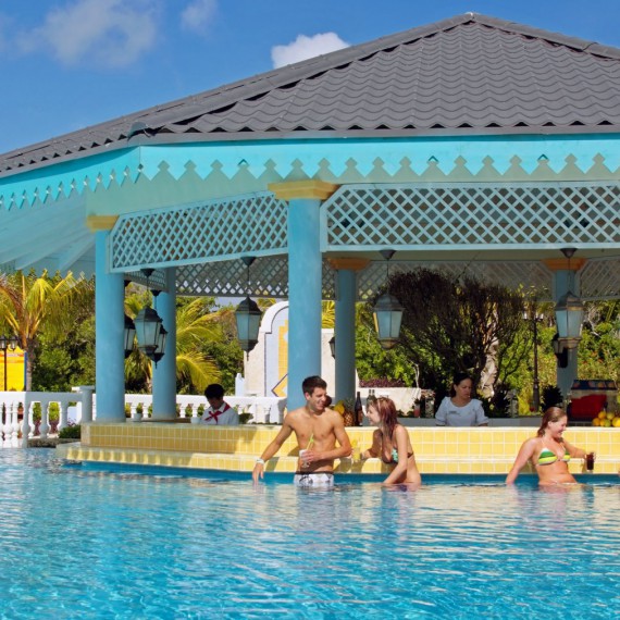 Vychutnejte si drink u bazénového baru