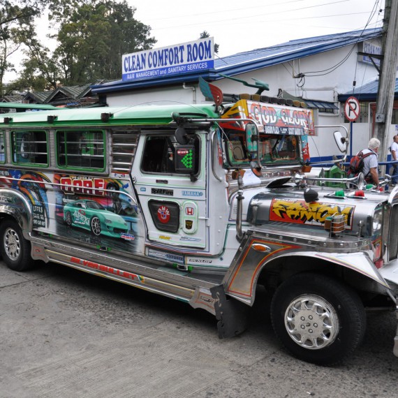Tradiční pestrobarevné filipínské jeepney