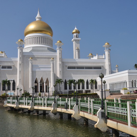 Během prohlídky hlavního města Bandar Seri Begawan uvidíme nádhernou a moderní mešitu sultánova otce