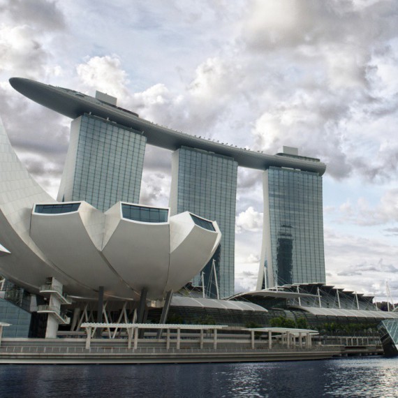 Hotel Marina Bay Sands s bazénem na střeše a výhledem na Singapur