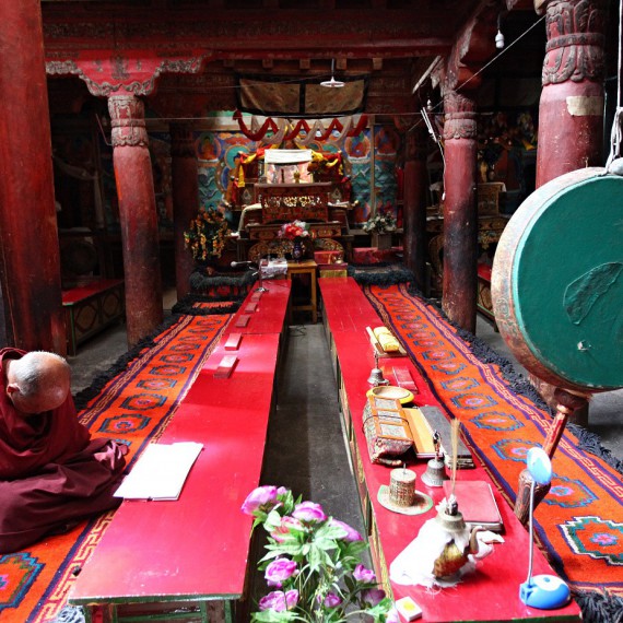 Buddhistické modlitby znějí z každého chrámu