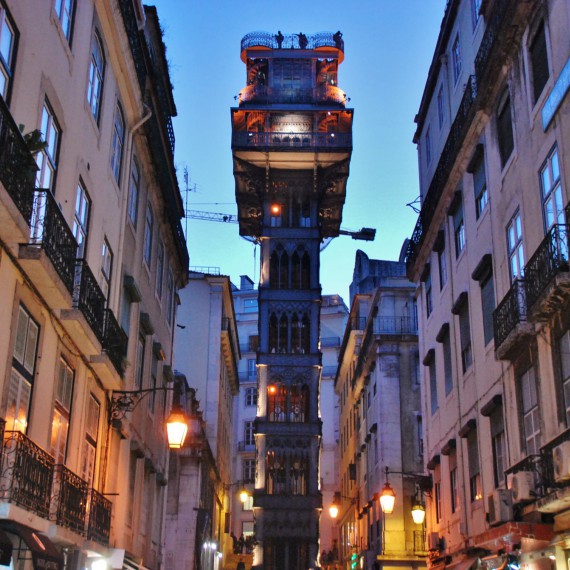 Výtah neogotického stylu Santa Justa spojuje stejnojmennou ulici s náměstím Carmo