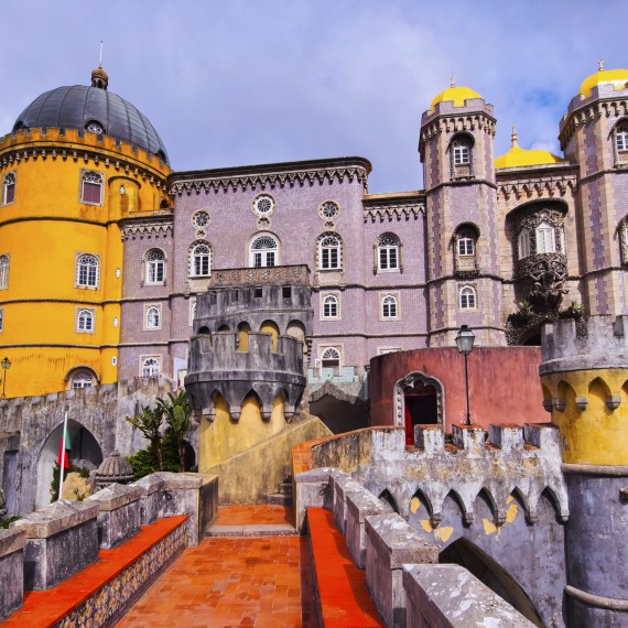 Palácio Nacional da Pena se tyčí nad městem Sintra  