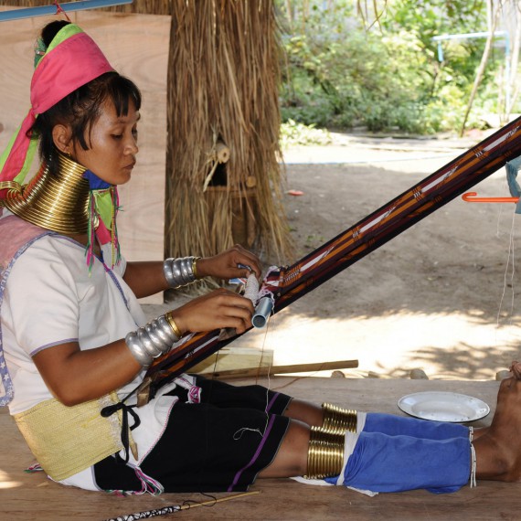 Dlouhokrká žena ukazuje tradiční způsob života v Thajsku 
