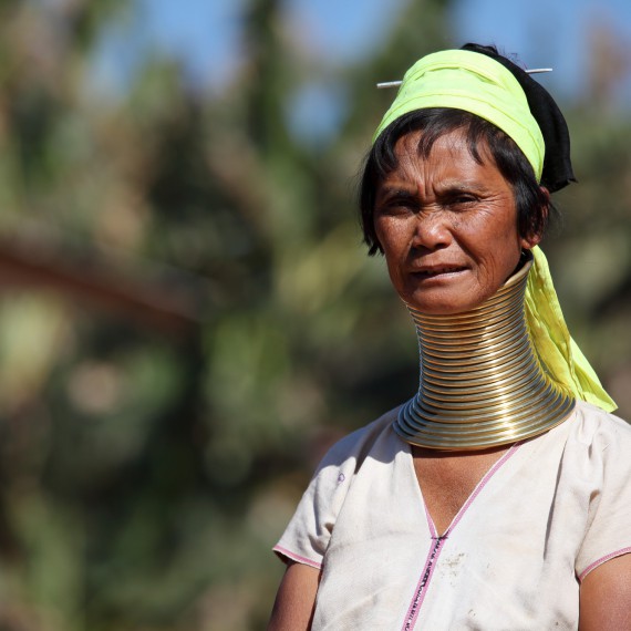 Dlouhokrká žena s typickým náhrdelníkem 