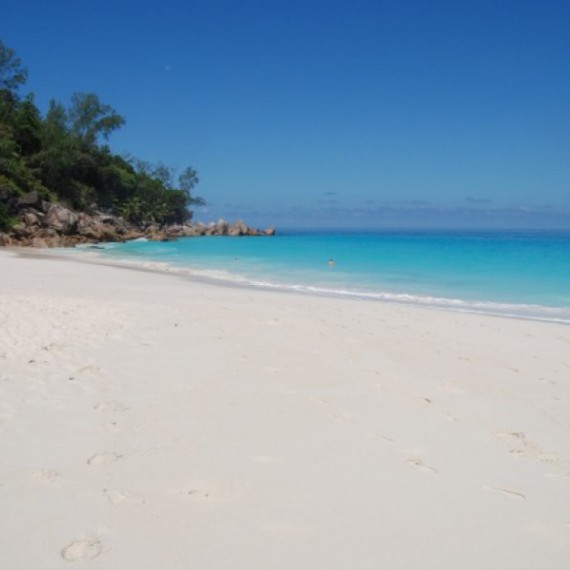 Bílý písek, slunce, božský klid a vy