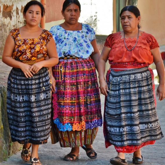 Místní ženy v tradičním oblečení 