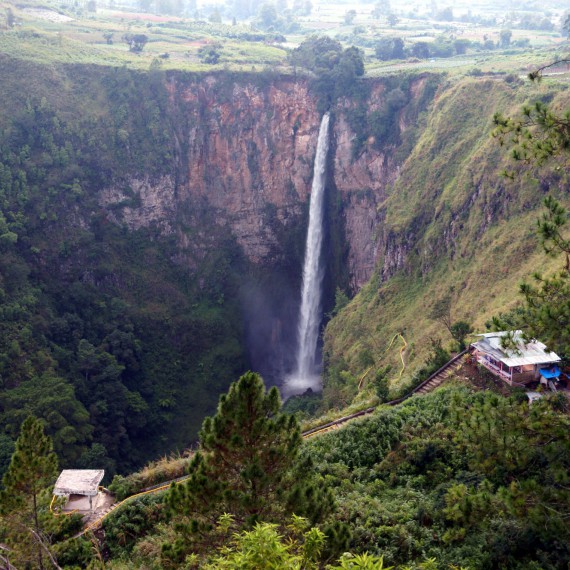 Nejznámější vodopád Sumatry Sipiso Piso nedaleko jezera Toba