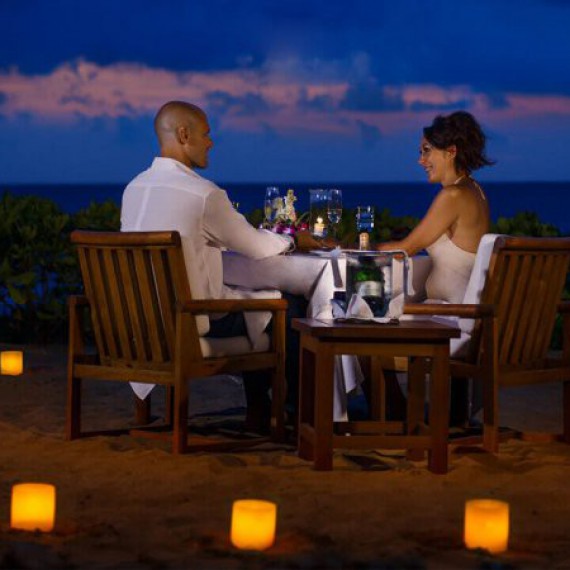 A na závěr velké poznávací cesty romantická věčeře pro dva přímo na pláži