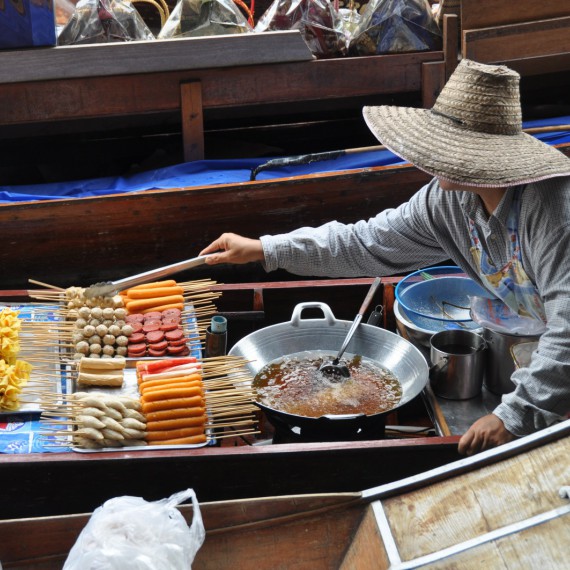 Plovoucí trhy a jejich streetfood
