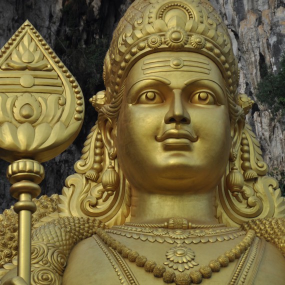 Obří socha boha Murugana při vstupu do Batu Caves 