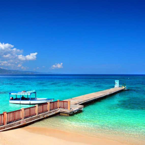 Jamajka nabízí azurové moře i bělostné pláže