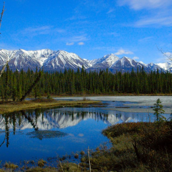 Aljašské jezero odráží masivy hor na hladině 