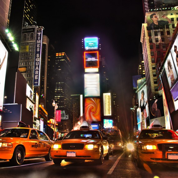 Večer v srdci Manhattanu se světelnými reklamami