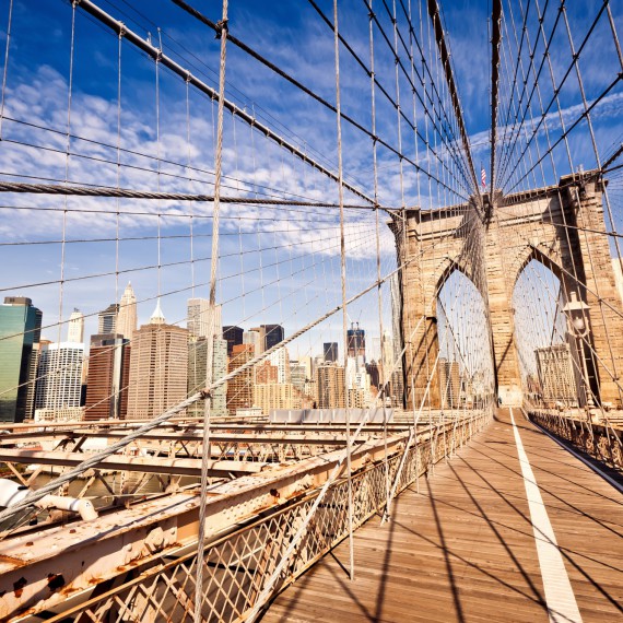 Procházka po jednom z nejstarších visutých mostů v USA