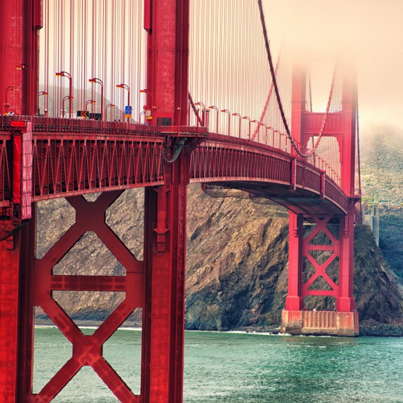 Golden Gate Bridge se často ukrývá v mlze