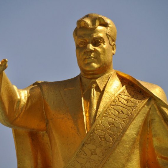 Zlaté sochy bývalého prezidenta Turkmenbašiho jsou rozeseté po celé zemi