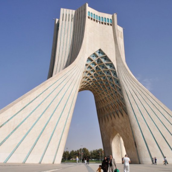 Symbolem Teheránu je dnes věž svobody, Azadi