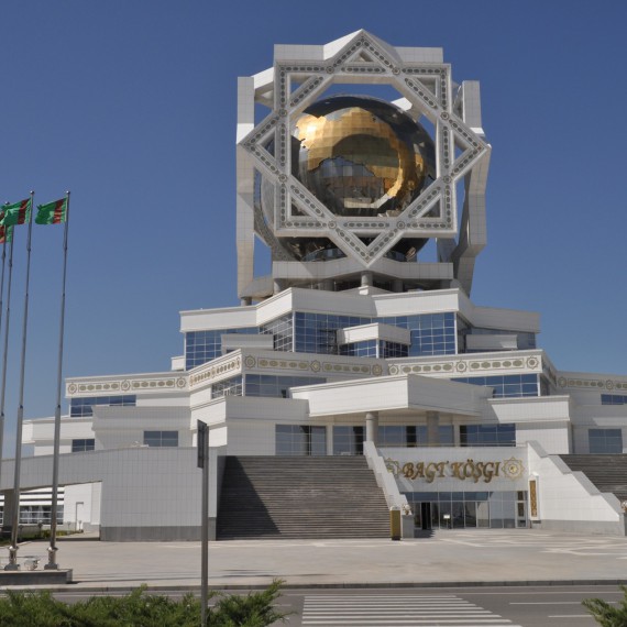 Svobodný palác nad Ašchabadem má zápis v knize Guinessově knize rekordů jako největší budova svého druhu