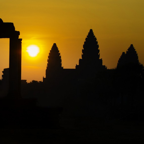 Silueta Angkoru při východu slunce