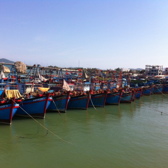 Procházka po promenádě kolem řeky