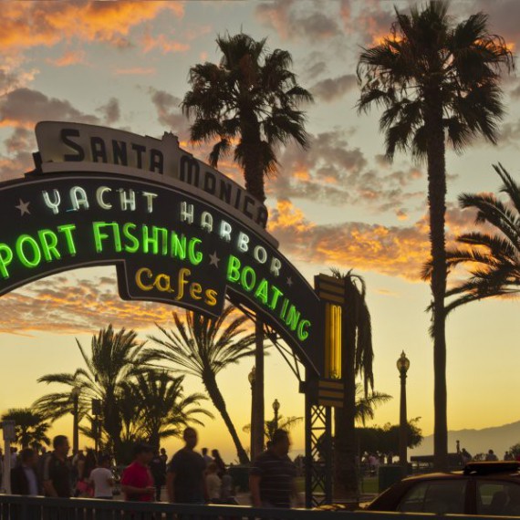 Západ slunce na mole v Santa Monice