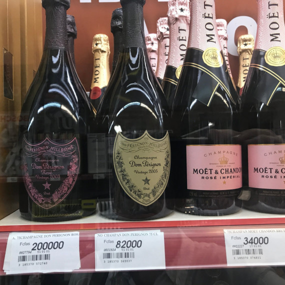 A nečekali byste ani takové zboží v místních potravinách. Vajíčka a dokonce i led dovážejí ze Španělska.