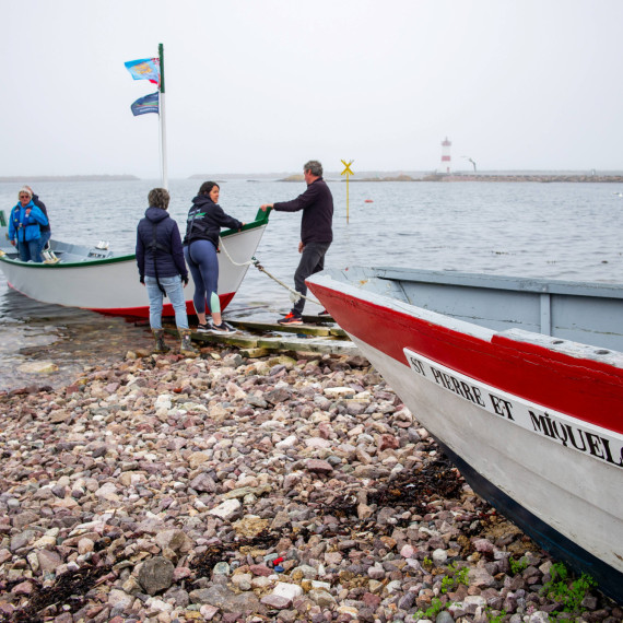 Veslaři v přístavu hlavního města Saint Pierre.