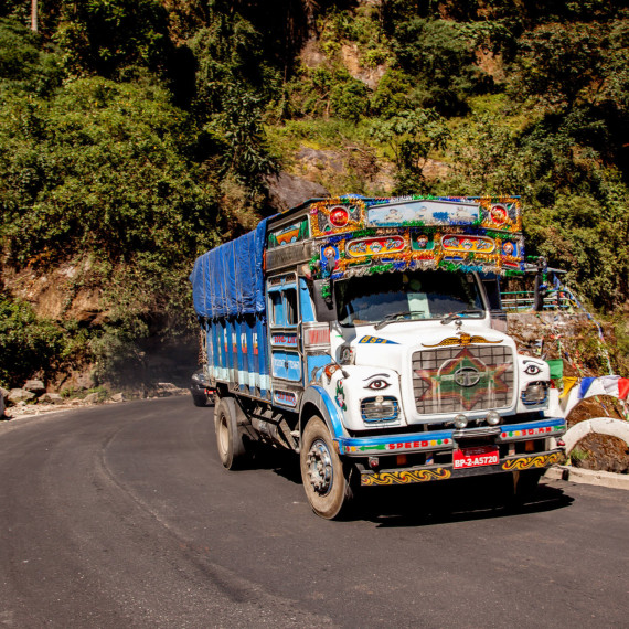 Stoupáme po serpentinách do města Paro.