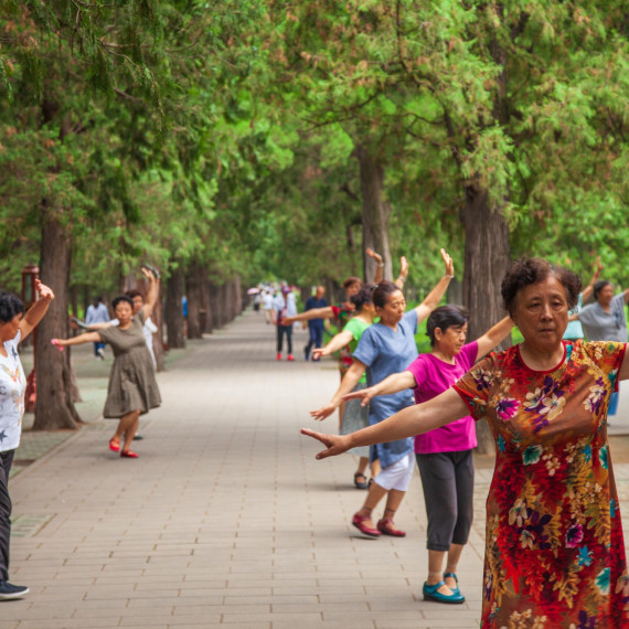 Kromě architektury si vychutnáme i čilý život, který pulzuje v rámci areálu Nebeského chrámu a podíváme se jak zde místní hrají společenské hry, cvičí nebo tančí.