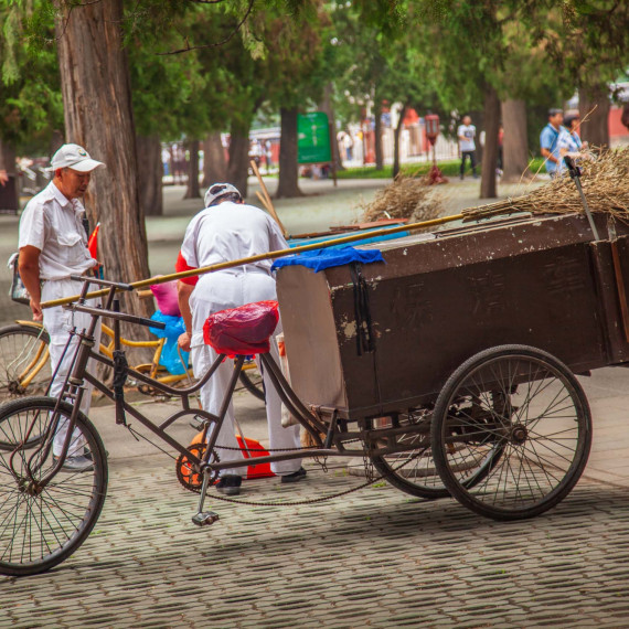 I když je nebeský chrám obrovský, tak sem mají zákaz vjezdu všechny motorové dopravní prostředky včetně údržby parku. Vše se zde vybavuje pěšky nebo na nákladních kolech.