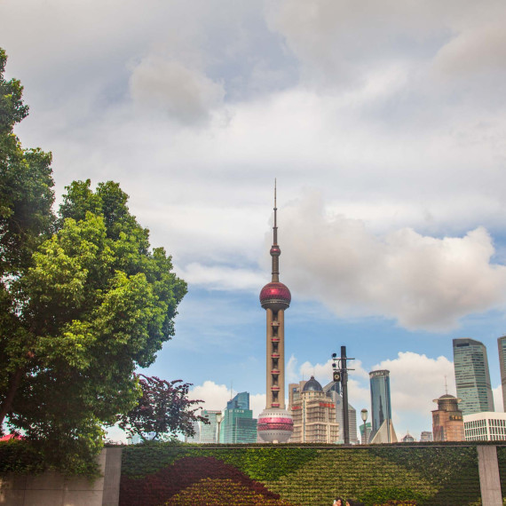 První komunistický starosta Šanghaje Chen Yi stojí tváří v tvář modernitě.