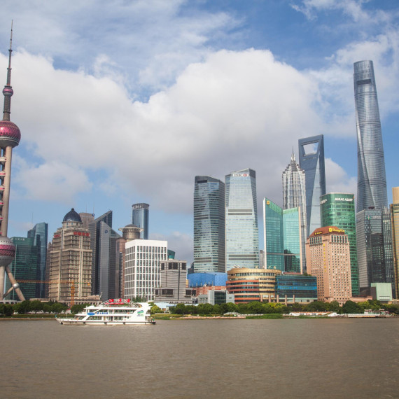 Šanghaj, čtvrť Pudong, hledíme do očí moderní a dravé Číny. V 80. letech zde byly zeleninové zahrady, dnes zde stojí jedna z nejznámějších mrakodrapových čtvrtí planety.