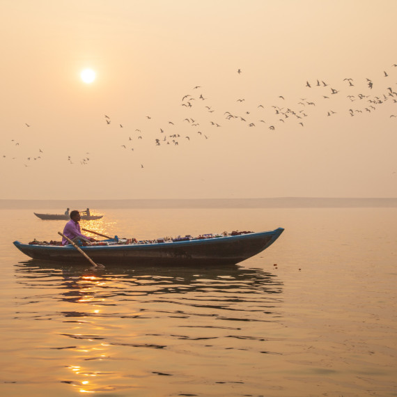 Ranní pozdrav Slunci na nejposvátnějším místě Indie. Surya Namaskar.