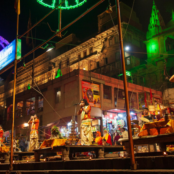 Aarti je zbožný rituál, který používá oheň jako oběť. Obvykle ve formě lampy, při které kněží zpívají náboženské písně a děkují řece Ganga.