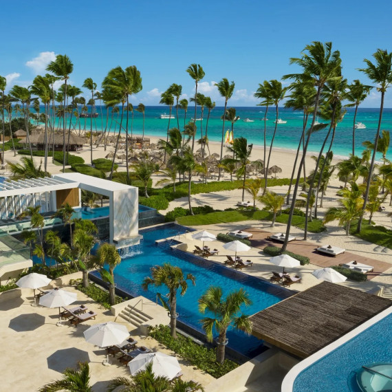 Venkovní prostory prémiového hotelu Secret Royal Beach.