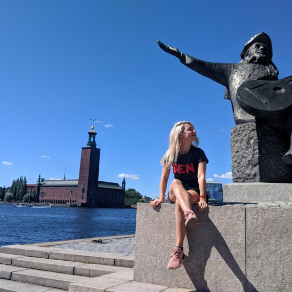 Socha písničkáře Everta Taubeho se stockholmskou radnicí v pozadí