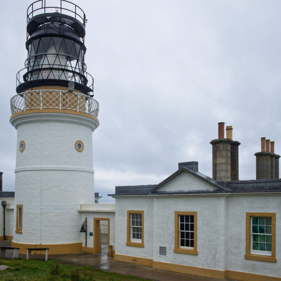 Maják Sumburgh je nejstarší maják na Shetlandských ostrovech. Postavila ho rodina slavného spisovatele R.L. Stevensona.