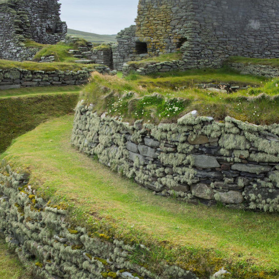 Jarlshof byl nepřetržitě obydlen od doby bronzové až po sedmnácté století.