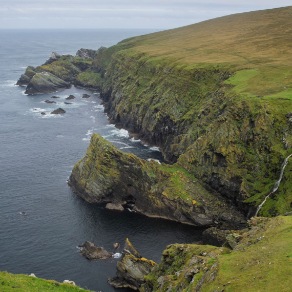 Útesy na severu nejsevernějšího ostrova (Unst). Kromě unikátního místa jde vskutku o překrásné místo.