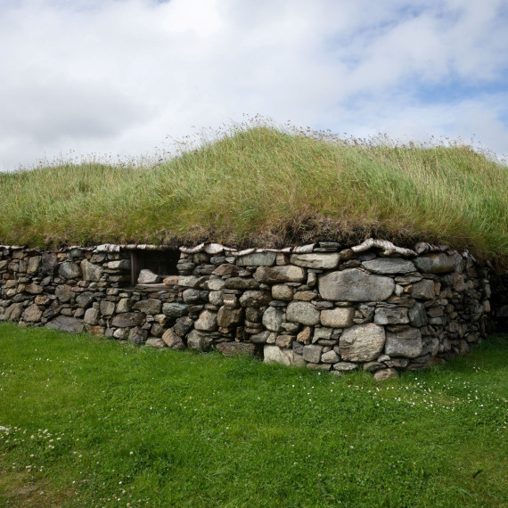 Vikingský dlouhý dům na ostrově Yell. Vikingové ovládali Shetlandy déle, než je dnes ovládá Skotsko.