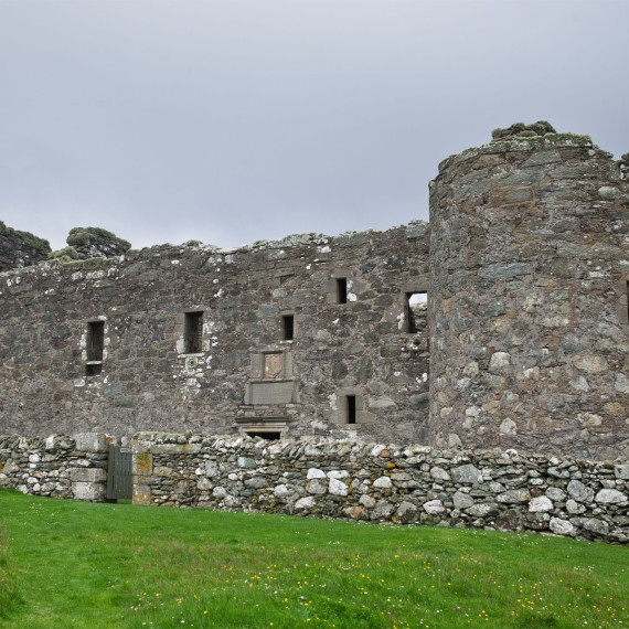 Nejsevernější hrad Británie na jihu ostrova Unst.