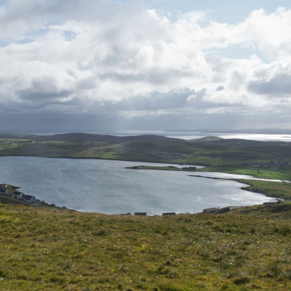 Divoké pobřeží, útesy, ptačí kolonie, pláže, ale také tiché zátoky. Jsou blíže k Norsku než Londýnu.