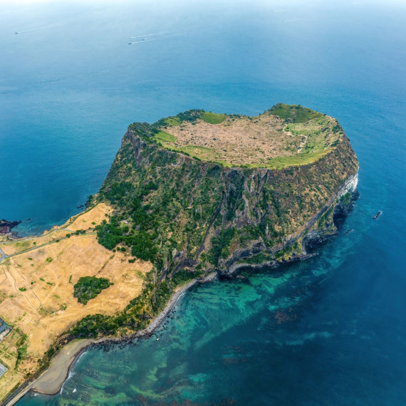 Jednoduše krása. I toto si řeknete při pohledu na Seongsan Ilchulbong na Jeju.