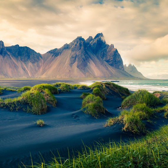 Černá písečná pláž na Islandu 