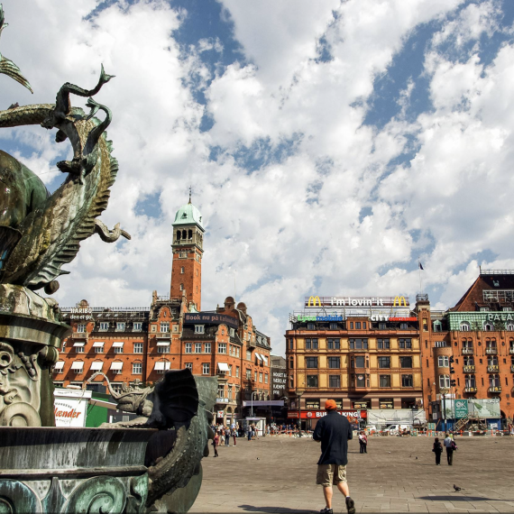 Radniční náměstí s Dračí fontánou v Kodani 