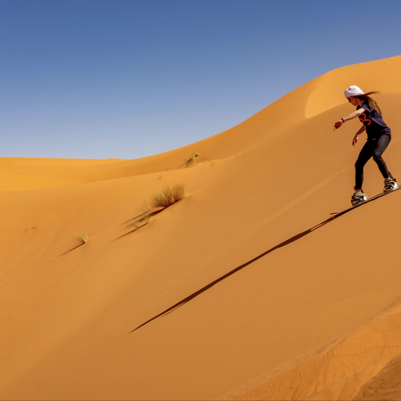 Sandboarding na dunách v Maroku 